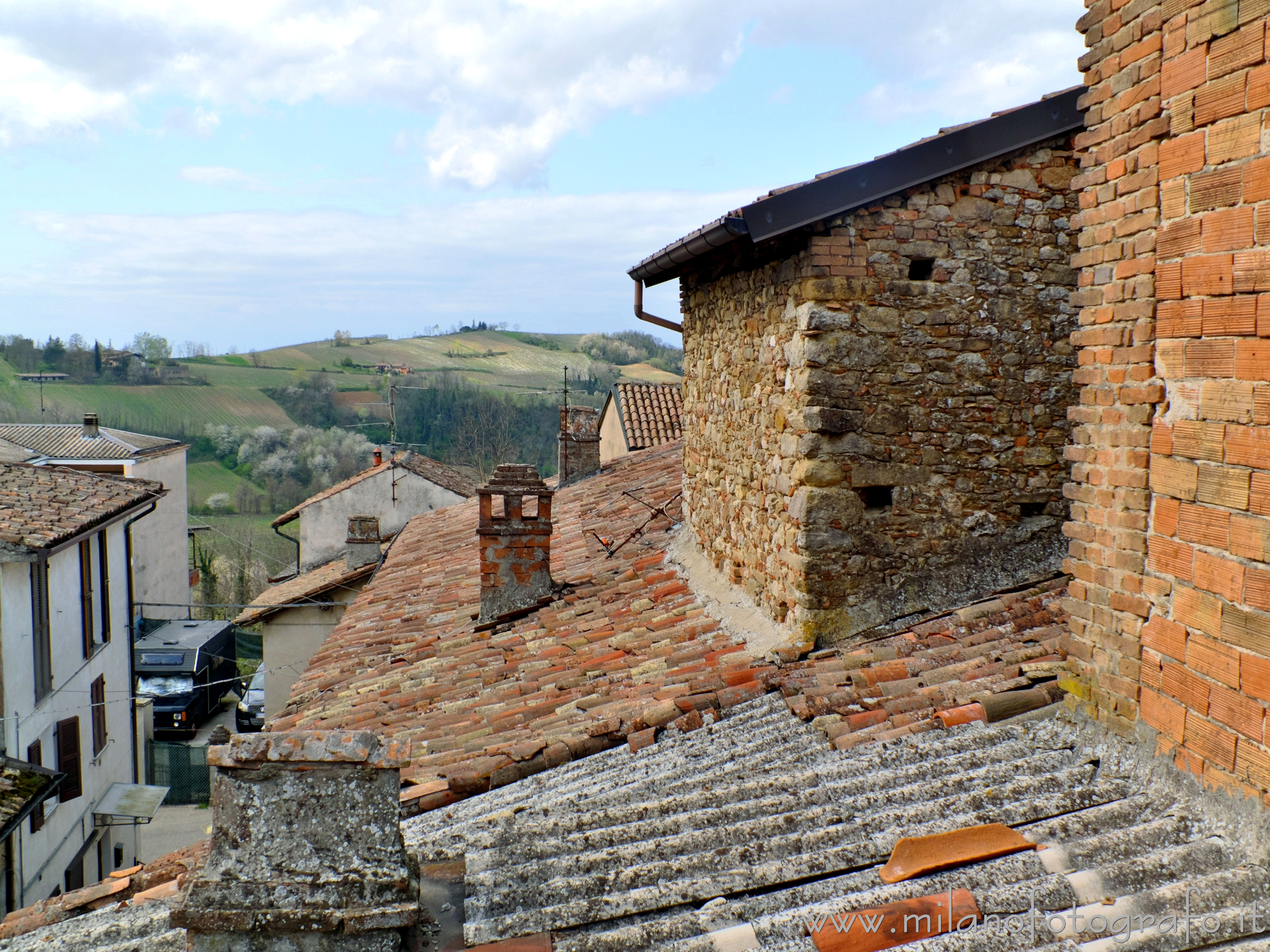 Pietra de Giorgi (Pavia) - Le colline dietro alle case del borgo